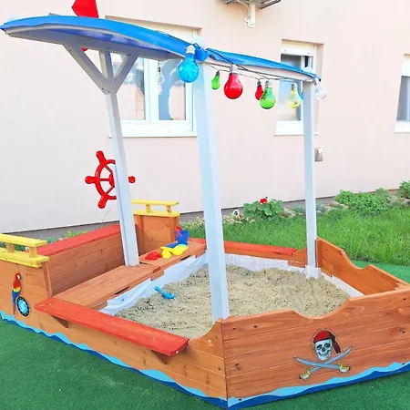 Family Friendly Oros Medulin, With Pool 아파트 메덜린