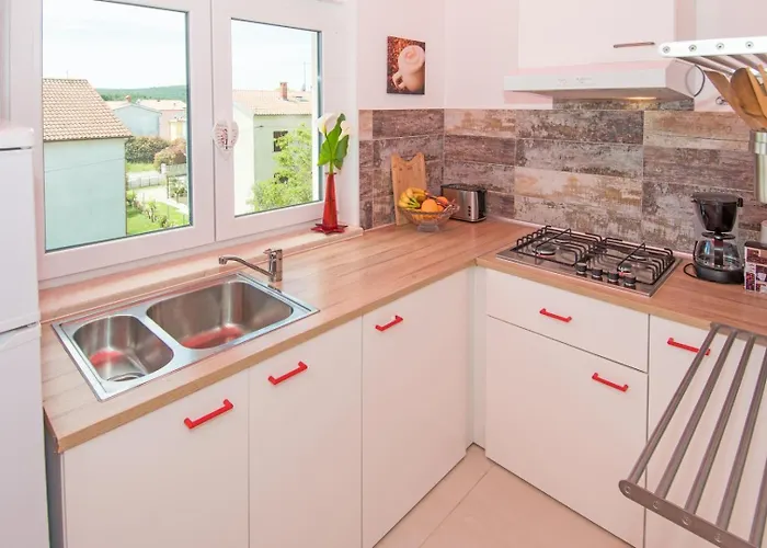 Family Friendly Oros Medulin, With Pool, Ggd Apartman